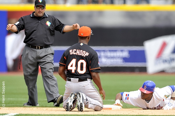 MLB umpire, Iowa native Eric Cooper honored before Game 1 of World